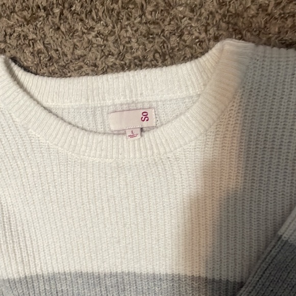 2 Women’s sweaters - Picture 3 of 4